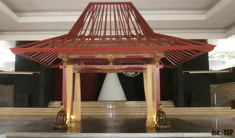 Gunung dan Pendopo - Sri Astari Rasjid