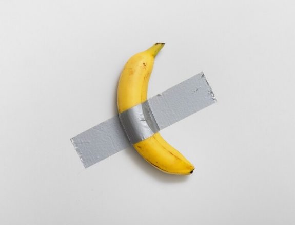 Karya seni pisang Comedian oleh Maurizio Cattelan
